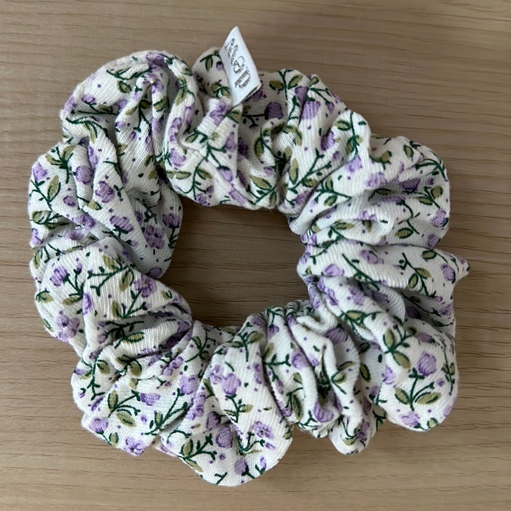 Dew Edit Scrunchie "Nice Mutt" Lavender Floral